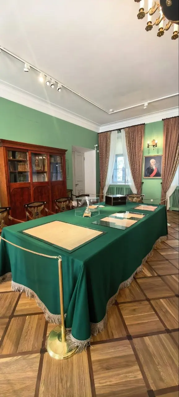Сегодня была в Царскосельском лицее 🏛️. И неожиданно поймала себя на мысли, что сильные команды создаются по одним и тем же правилам уже больше двухсот лет 📜 | Сетка — социальная сеть от hh.ru
