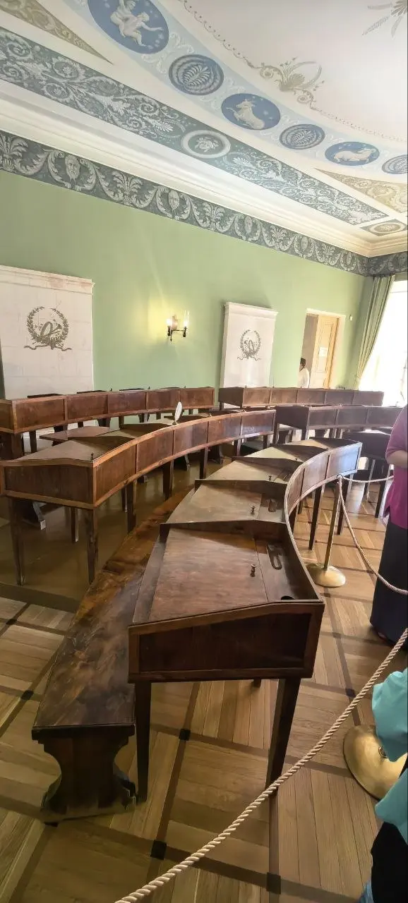 Сегодня была в Царскосельском лицее 🏛️. И неожиданно поймала себя на мысли, что сильные команды создаются по одним и тем же правилам уже больше двухсот лет 📜 | Сетка — социальная сеть от hh.ru