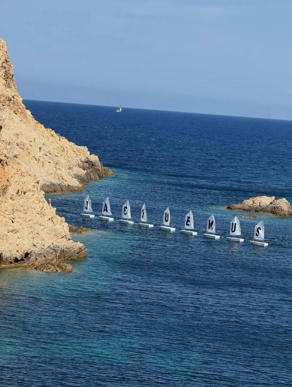 Жакмюс снова сделал это. Теперь — Корсика. ☀️⛵️
Jacquemus представил коллекцию SS27 Le Bonheur («Счастье») у исторического маяка Phare de la Pietra, превратив природный пейзаж в часть подиума | Сетка — социальная сеть от hh.ru