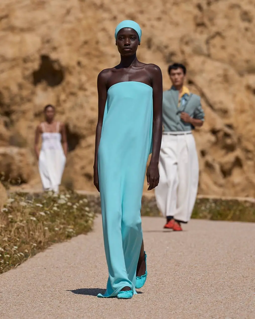 Жакмюс снова сделал это. Теперь — Корсика. ☀️⛵️
Jacquemus представил коллекцию SS27 Le Bonheur («Счастье») у исторического маяка Phare de la Pietra, превратив природный пейзаж в часть подиума | Сетка — социальная сеть от hh.ru