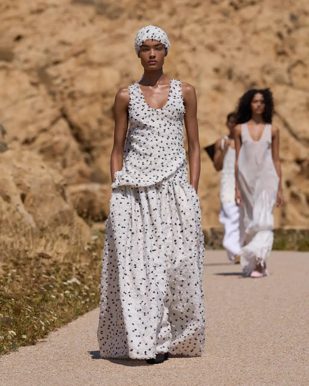 Жакмюс снова сделал это. Теперь — Корсика. ☀️⛵️
Jacquemus представил коллекцию SS27 Le Bonheur («Счастье») у исторического маяка Phare de la Pietra, превратив природный пейзаж в часть подиума | Сетка — социальная сеть от hh.ru