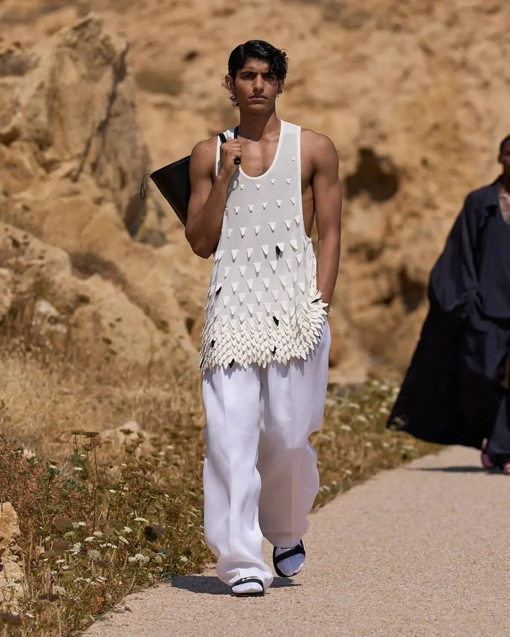 Жакмюс снова сделал это. Теперь — Корсика. ☀️⛵️
Jacquemus представил коллекцию SS27 Le Bonheur («Счастье») у исторического маяка Phare de la Pietra, превратив природный пейзаж в часть подиума | Сетка — социальная сеть от hh.ru