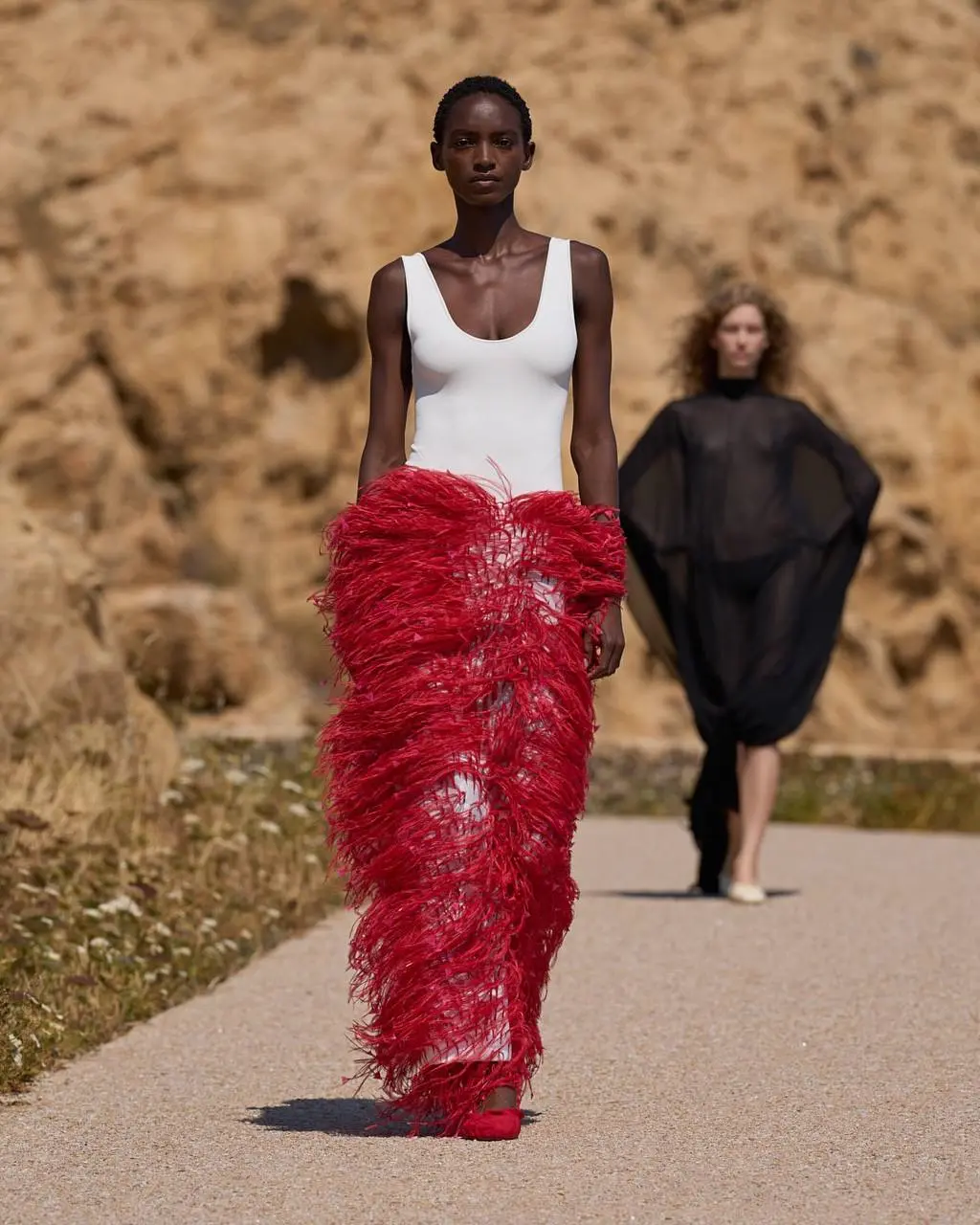 Жакмюс снова сделал это. Теперь — Корсика. ☀️⛵️
Jacquemus представил коллекцию SS27 Le Bonheur («Счастье») у исторического маяка Phare de la Pietra, превратив природный пейзаж в часть подиума | Сетка — социальная сеть от hh.ru