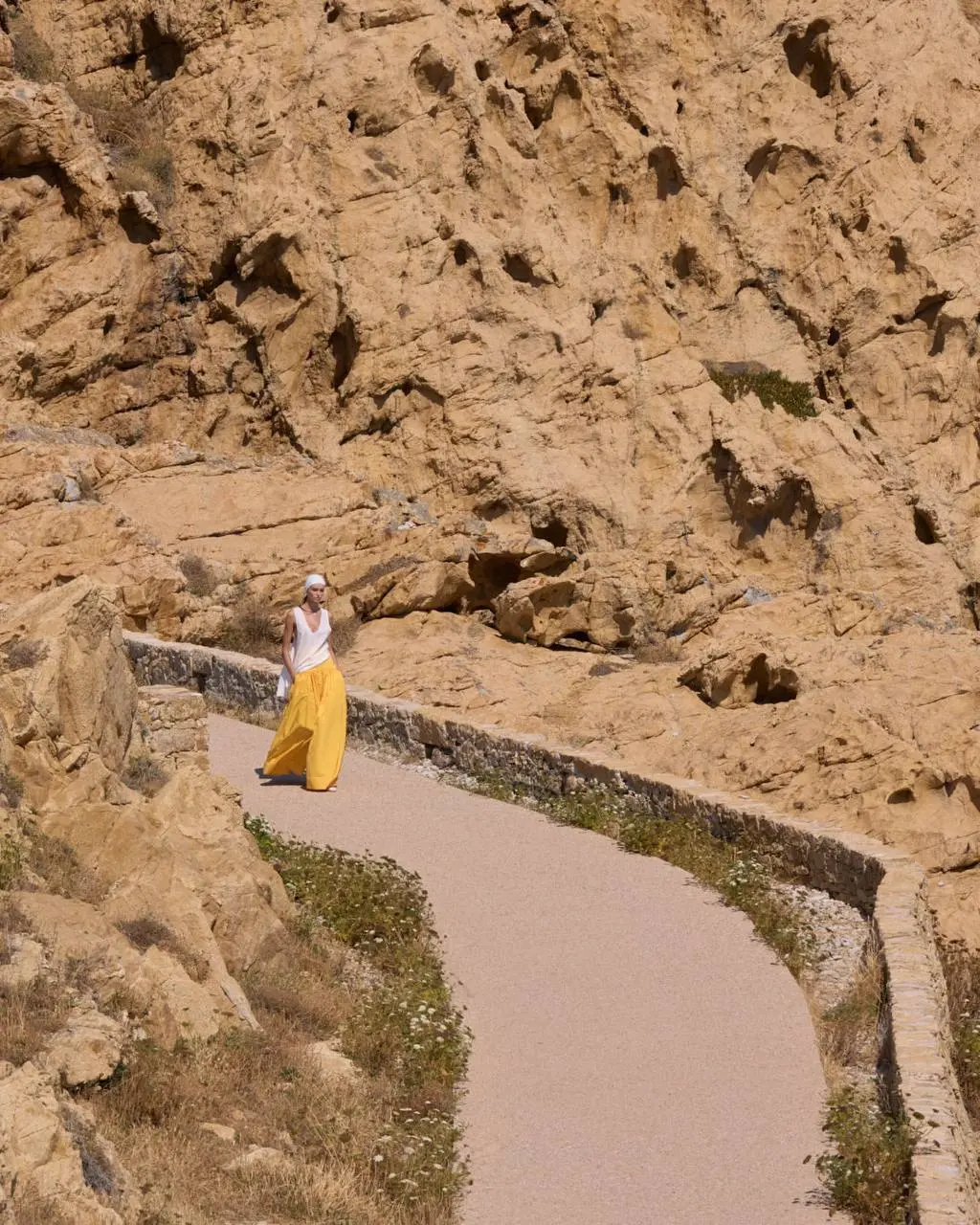 Жакмюс снова сделал это. Теперь — Корсика. ☀️⛵️
Jacquemus представил коллекцию SS27 Le Bonheur («Счастье») у исторического маяка Phare de la Pietra, превратив природный пейзаж в часть подиума | Сетка — социальная сеть от hh.ru
