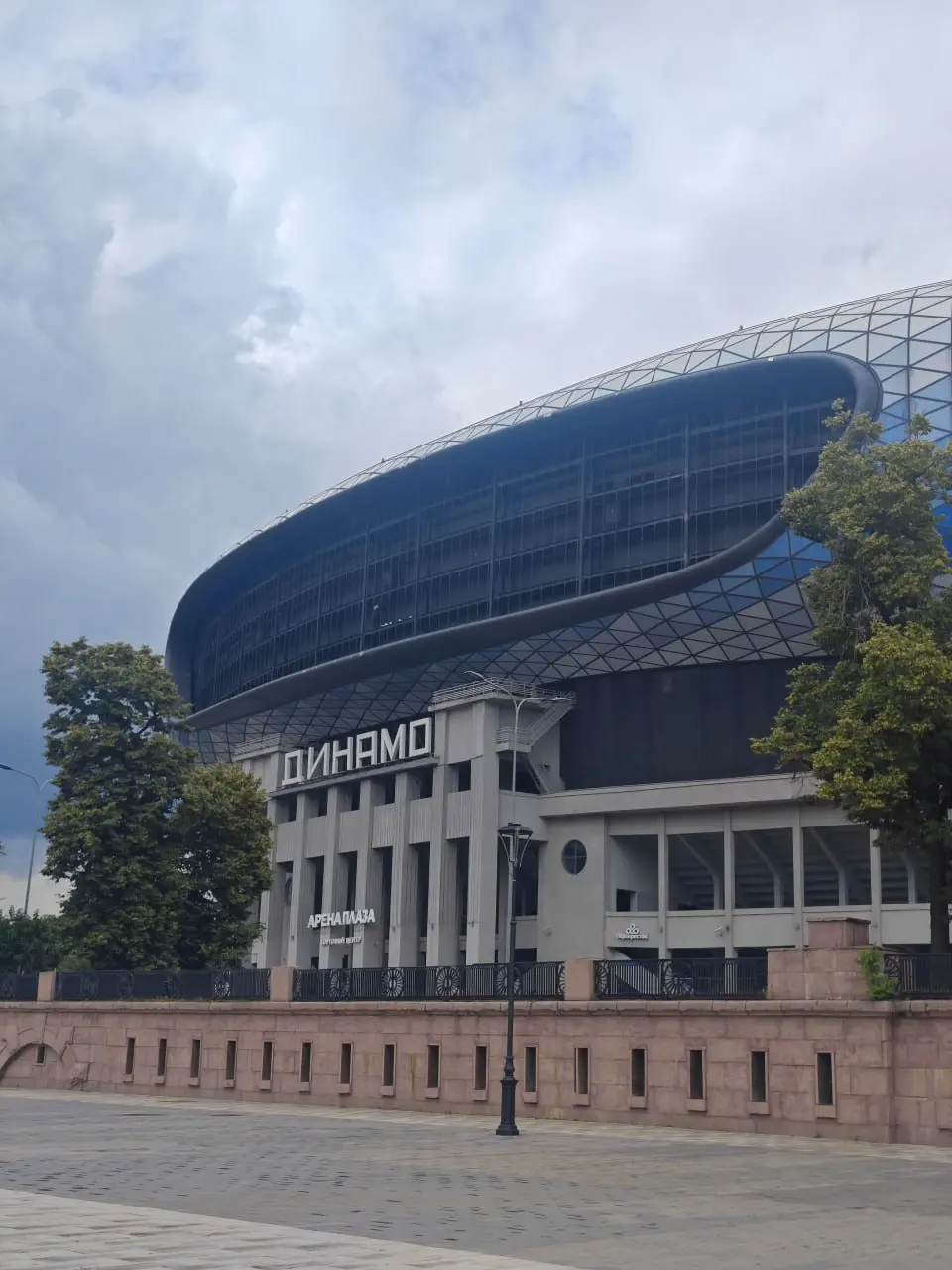 С фасада «Динамо» сняли экран
На стадионе «Динамо» в Москве демонтировали экран на внешнем фасаде арены. Официальных сообщений о причинах демонтажа и дальнейших планах по этому месту пока нет | Сетка — социальная сеть от hh.ru