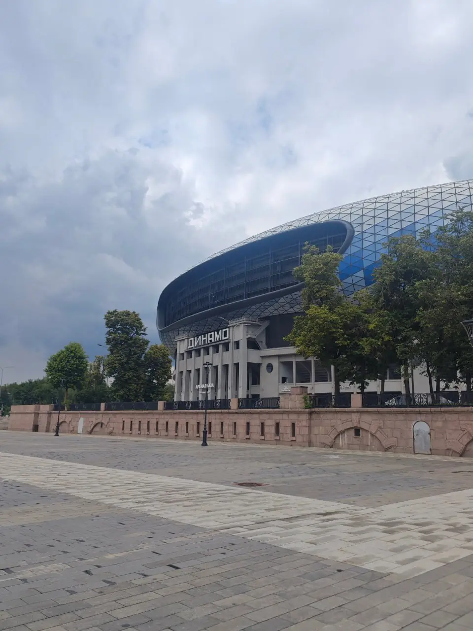 С фасада «Динамо» сняли экран
На стадионе «Динамо» в Москве демонтировали экран на внешнем фасаде арены. Официальных сообщений о причинах демонтажа и дальнейших планах по этому месту пока нет | Сетка — социальная сеть от hh.ru