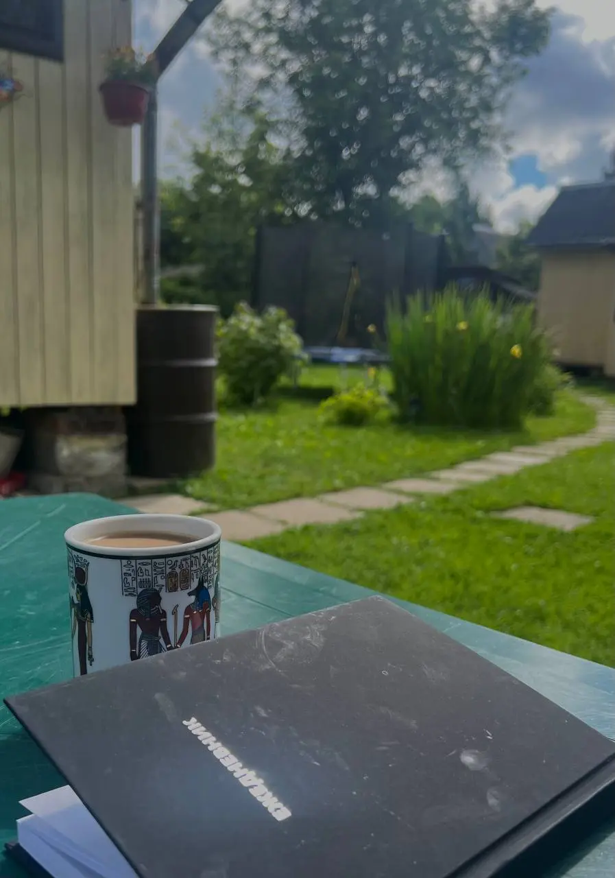 Баб Настасья как всегда что-то пишет и пьет кофе ☕️ ✍🏾 | Сетка — социальная сеть от hh.ru