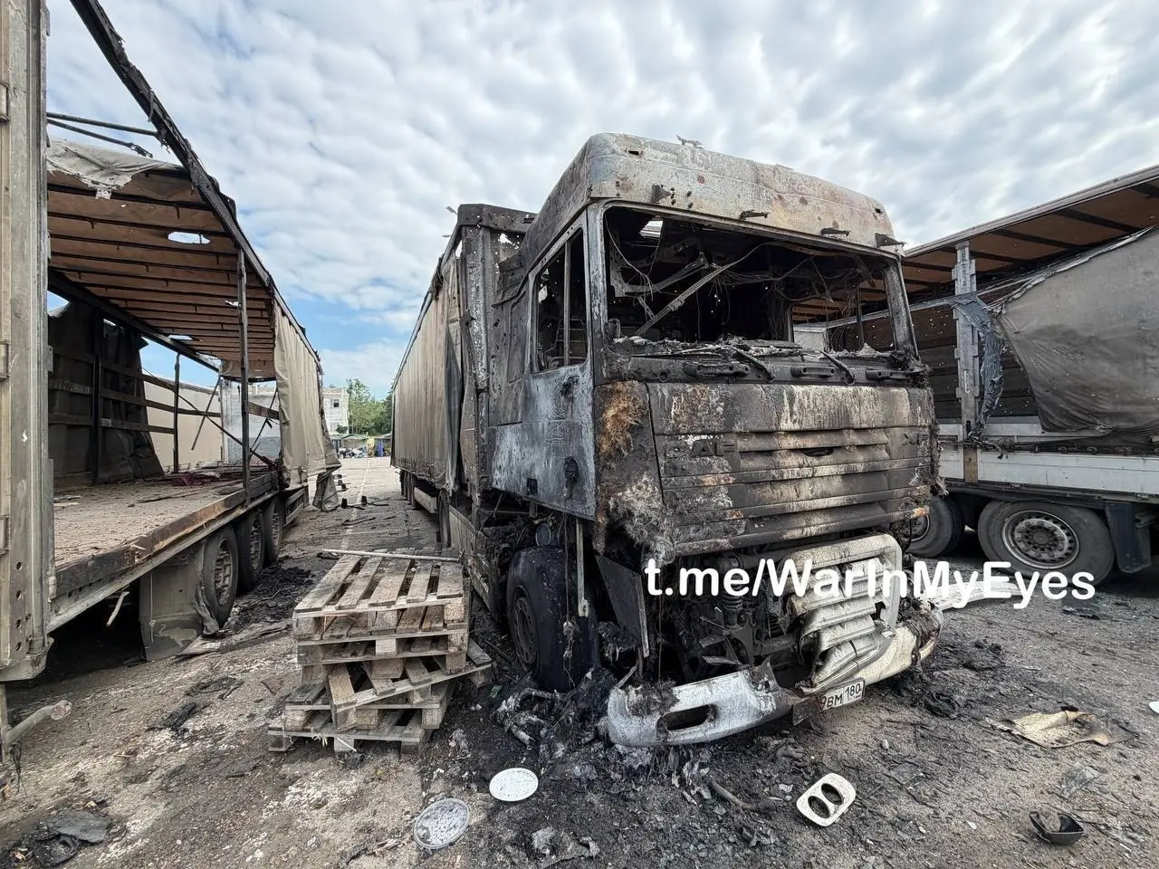 Последствия ночной атаки БПЛА в Кировском районе Донецка.
Во время повторного прилёта на тушении пожара погиб сотрудник МЧС, ещё 3 сотрудников получили ранения. | Сетка — социальная сеть от hh.ru