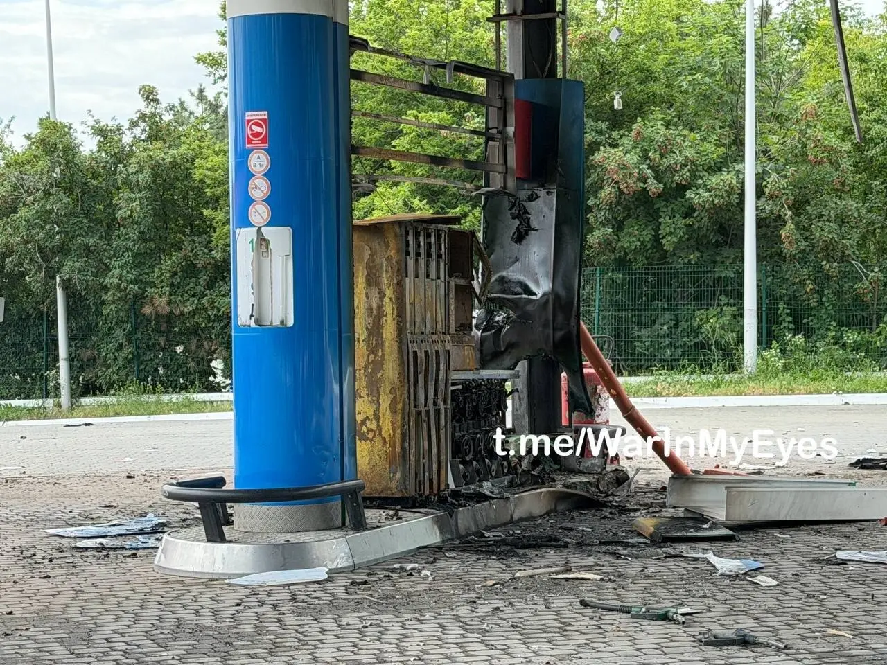 Последствия ночной атаки БПЛА в Кировском районе Донецка.
Во время повторного прилёта на тушении пожара погиб сотрудник МЧС, ещё 3 сотрудников получили ранения. | Сетка — социальная сеть от hh.ru