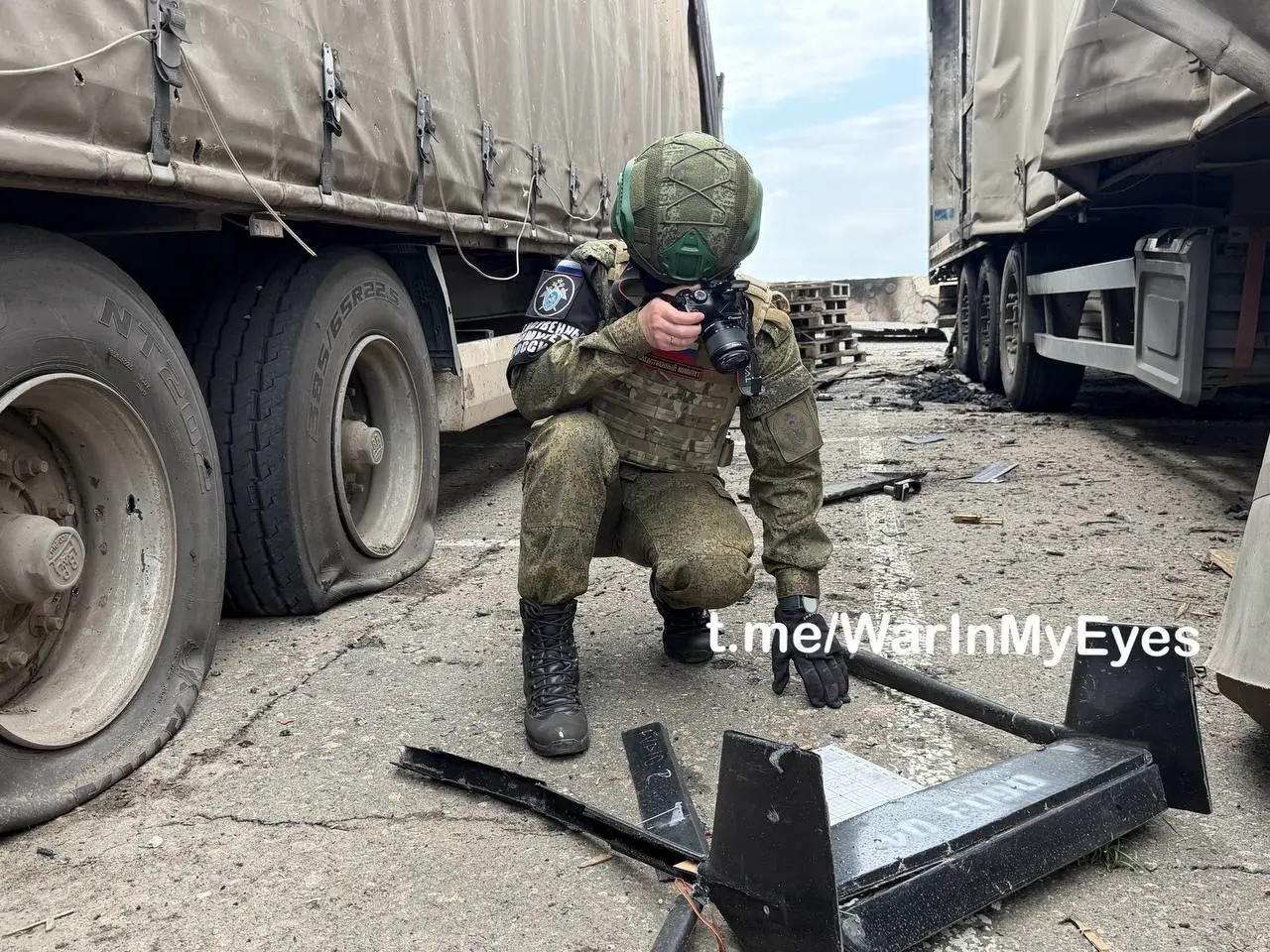 Последствия ночной атаки БПЛА в Кировском районе Донецка.
Во время повторного прилёта на тушении пожара погиб сотрудник МЧС, ещё 3 сотрудников получили ранения. | Сетка — социальная сеть от hh.ru