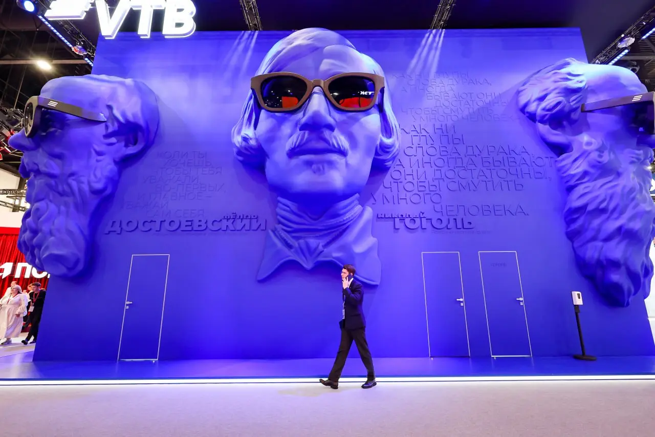 😲😲😲😲😲
Анализ стенда ВТБ на ПМЭФ-2026
На ПМЭФ-2026 ВТБ превратил стенд в арт-инсталляцию «Классика вдохновляет»: гигантские головы Пушкина, Гоголя, Достоевского и Толстого в фирменном синем цвете, наде... | Сетка — социальная сеть от hh.ru