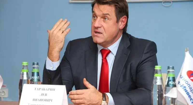 В Нижнем Новгороде проходят обыски у владельца сети газозаправок Реал-инвест Льва Тарабарина, пишут СМИ. По их данным, силовики с утра работают в его офисе и квартире. Причины обысков неизвестны. | Сетка — социальная сеть от hh.ru