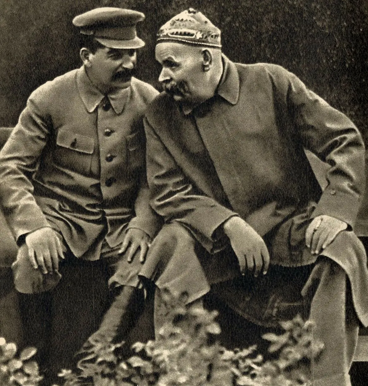 Разговор Горького и Сталина
В 1936 году писатель Максим Горький позвонил Иосифу Сталину и гневно сказал:
— Иосиф Виссарионович! Я требую аудиенции! Я должен сделать заявление — мое здоровье резко ухуд... | Сетка — социальная сеть от hh.ru