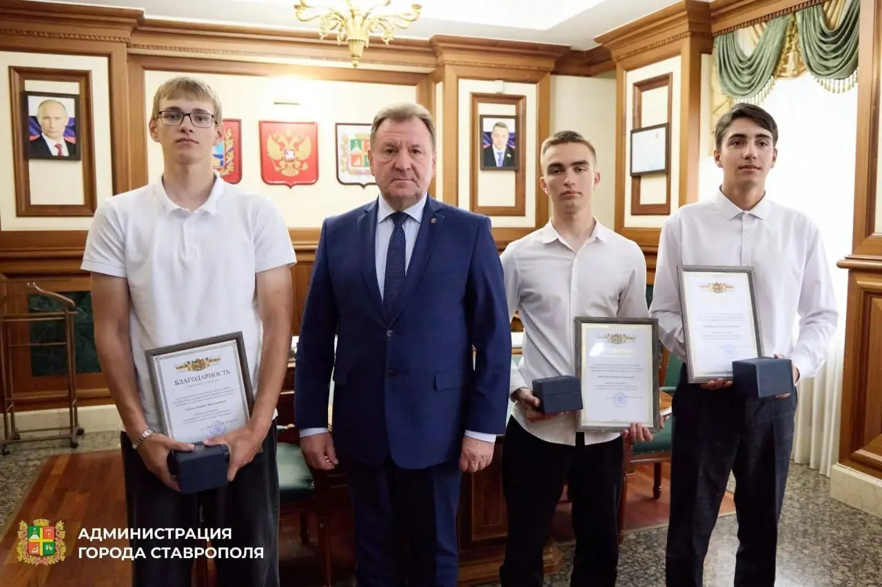🛟 В Ставрополе наградили трёх молодых спасателей, которые помогли тонувшим подросткам на Комсомольском пруду
Максим Прокопов, Роман Шахназаров и Матвей Луценко — студенты политехнического колледжа | Сетка — социальная сеть от hh.ru