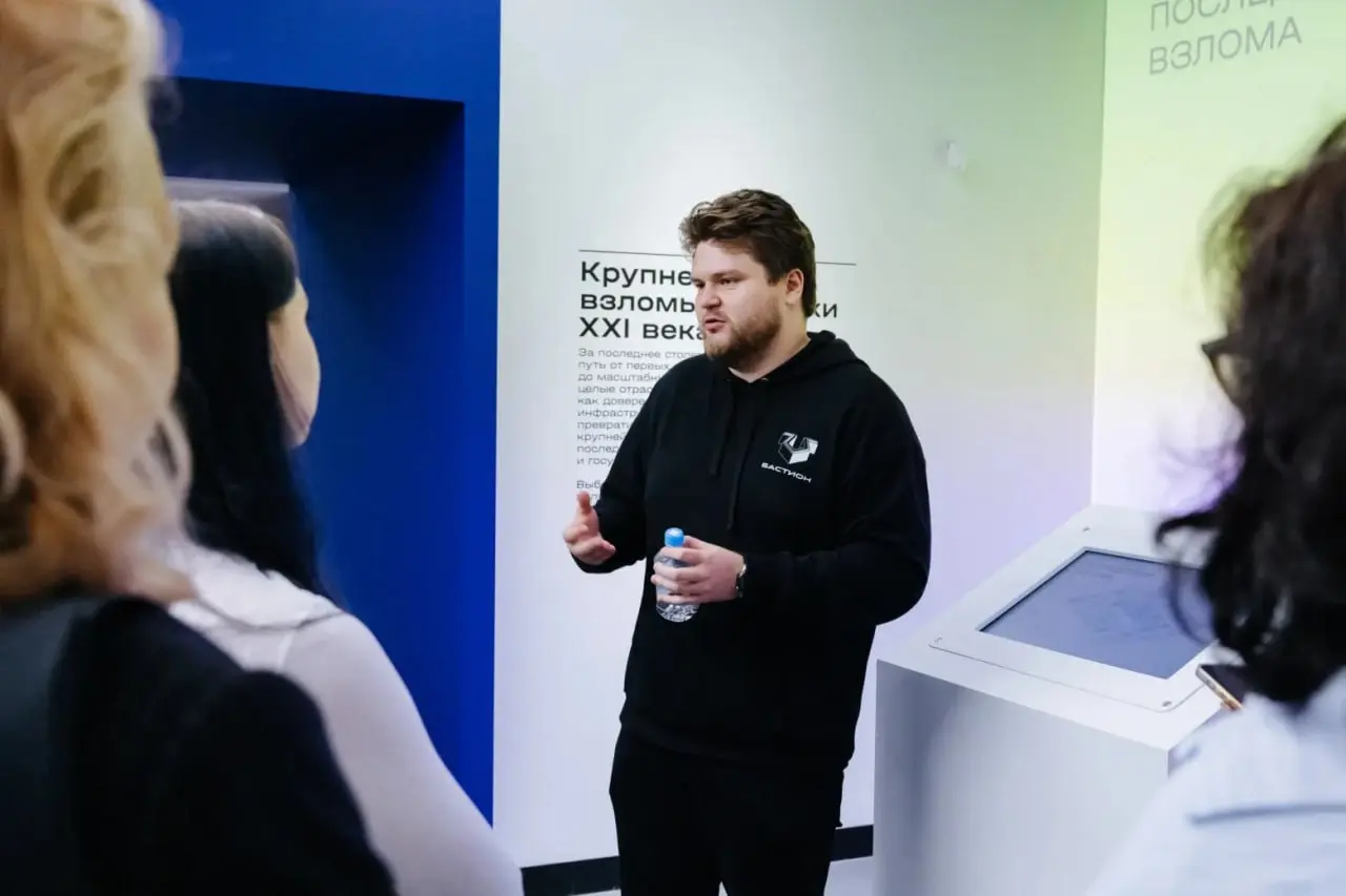 Обзор выставки «Ключ к доверию. Безопасность в эпоху высоких технологий»
В Музее криптографии начала работу интерактивная выставка «Ключ к доверию | Сетка — социальная сеть от hh.ru
