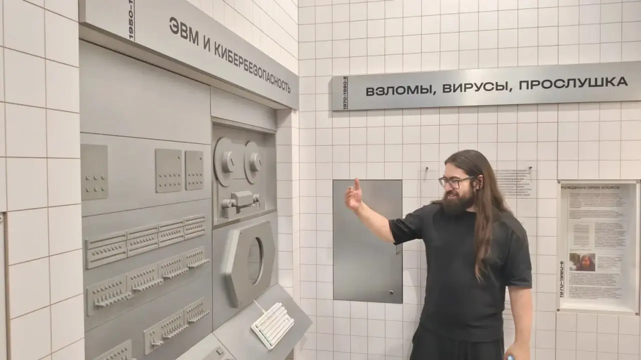Обзор выставки «Ключ к доверию. Безопасность в эпоху высоких технологий»
В Музее криптографии начала работу интерактивная выставка «Ключ к доверию | Сетка — социальная сеть от hh.ru