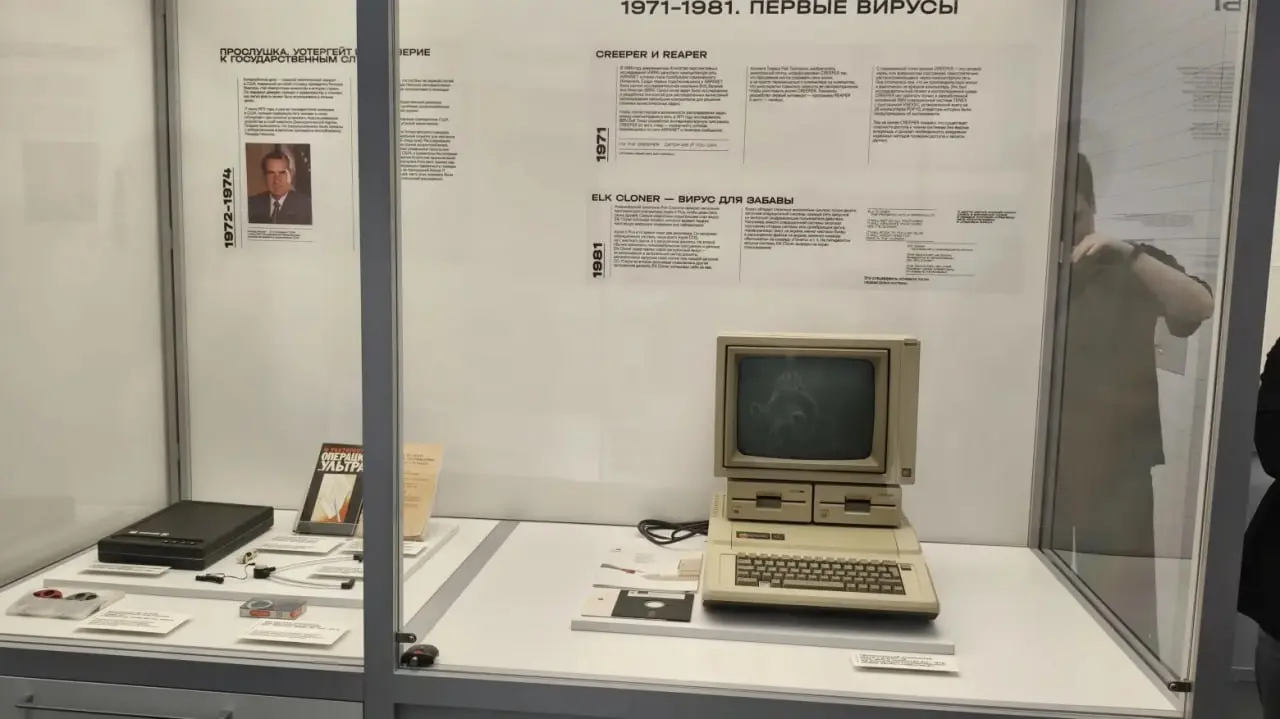 Обзор выставки «Ключ к доверию. Безопасность в эпоху высоких технологий»
В Музее криптографии начала работу интерактивная выставка «Ключ к доверию | Сетка — социальная сеть от hh.ru