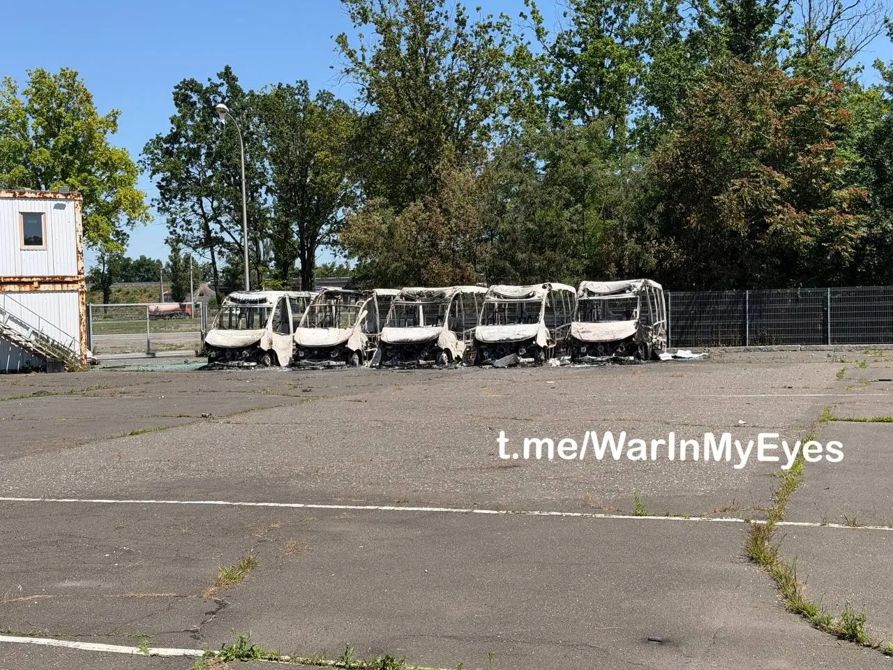 Последствия прилета БПЛА по стоянке автобусов в Калининском районе Донецка | Сетка — социальная сеть от hh.ru