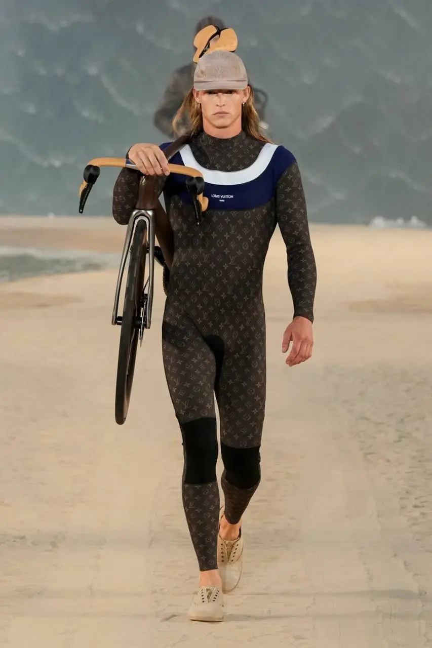 Все обсуждает и мы обсудим (версия Louis Vuitton)🌊🏄🏼‍♀️
Даже не знаю о чем говорят больше: об инсталяции к показу или о самой коллекции от Фарелла Уильемса (тот самый музыкант, креативный директор муж... | Сетка — социальная сеть от hh.ru