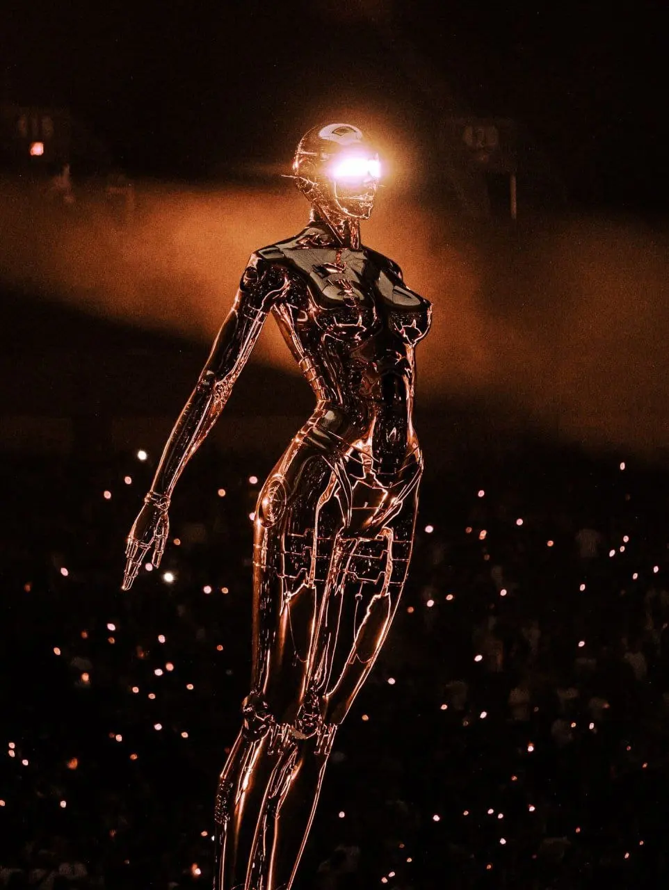 Главный объект сцены 2026 года - обновлённая золотая Sorayama-статуя.
Это роботизированная женская фигура в эстетике японского художника Hajime Sorayama | Сетка — социальная сеть от hh.ru