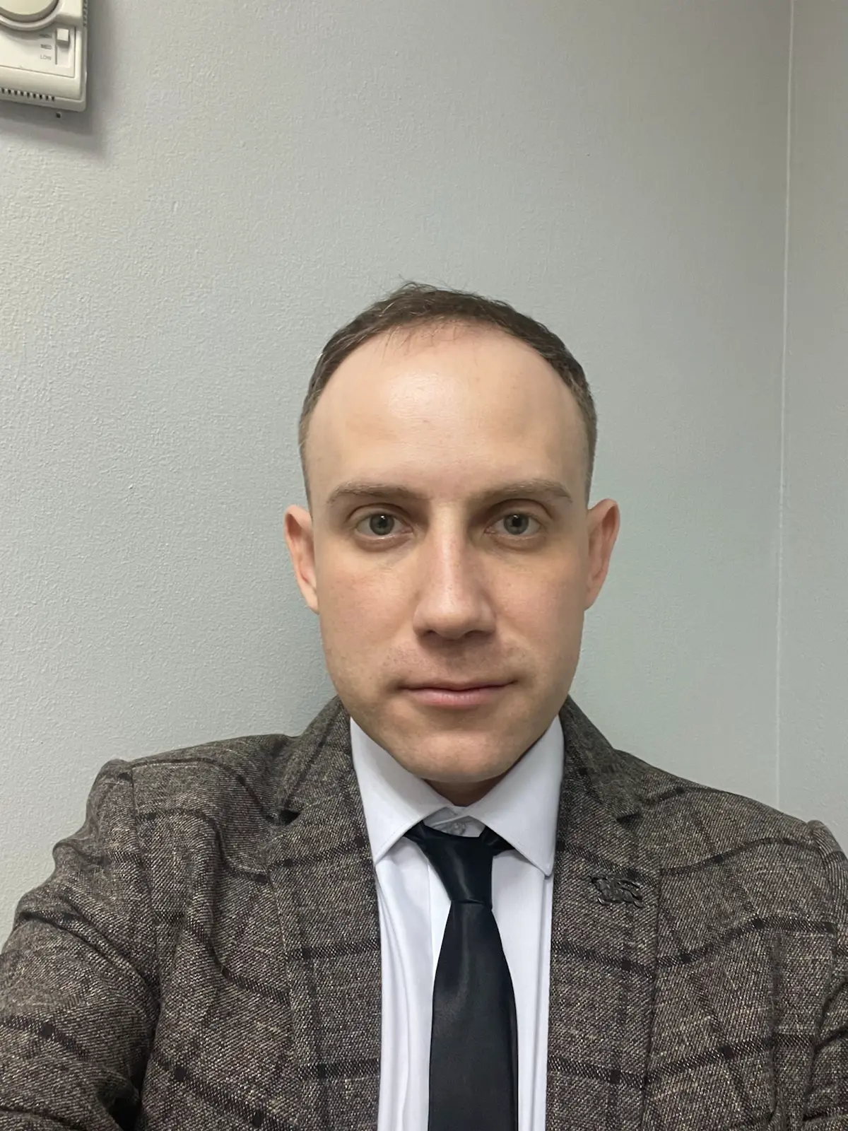 Юрист — это не про знание законов. Это про характер.»
Мне часто говорят: «Ты юрист? О, наверное, знаешь все законы наизусть?»
Нет. Не знаю. И не обязан | Сетка — социальная сеть от hh.ru