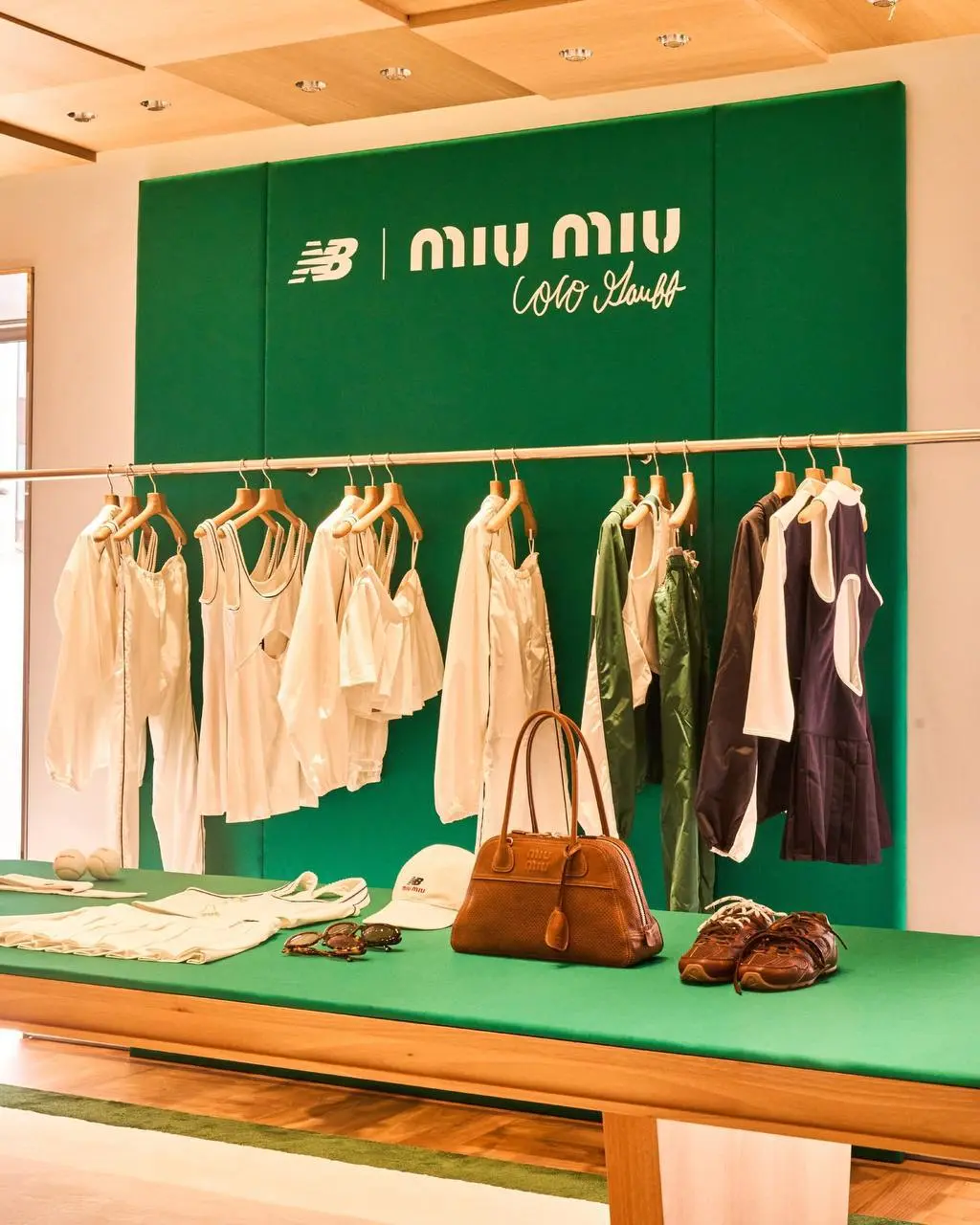 Коллаборация дня: Miu Miu x New Balance
Горячий летний коллаб по теме тенниса и on-court культуры. Видим много белого цвета и зеленого как отсылку к корту. | Сетка — социальная сеть от hh.ru