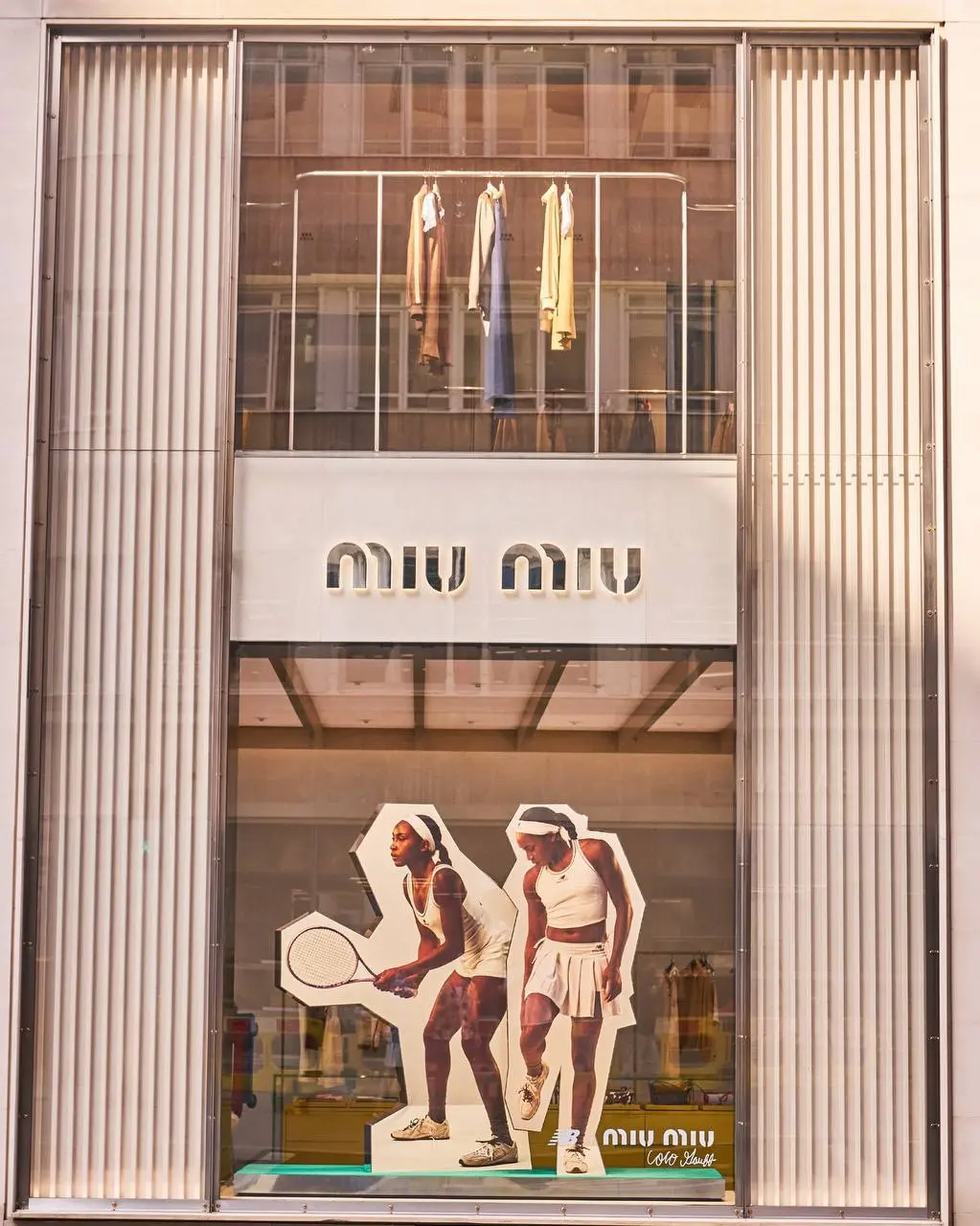 Коллаборация дня: Miu Miu x New Balance
Горячий летний коллаб по теме тенниса и on-court культуры. Видим много белого цвета и зеленого как отсылку к корту. | Сетка — социальная сеть от hh.ru