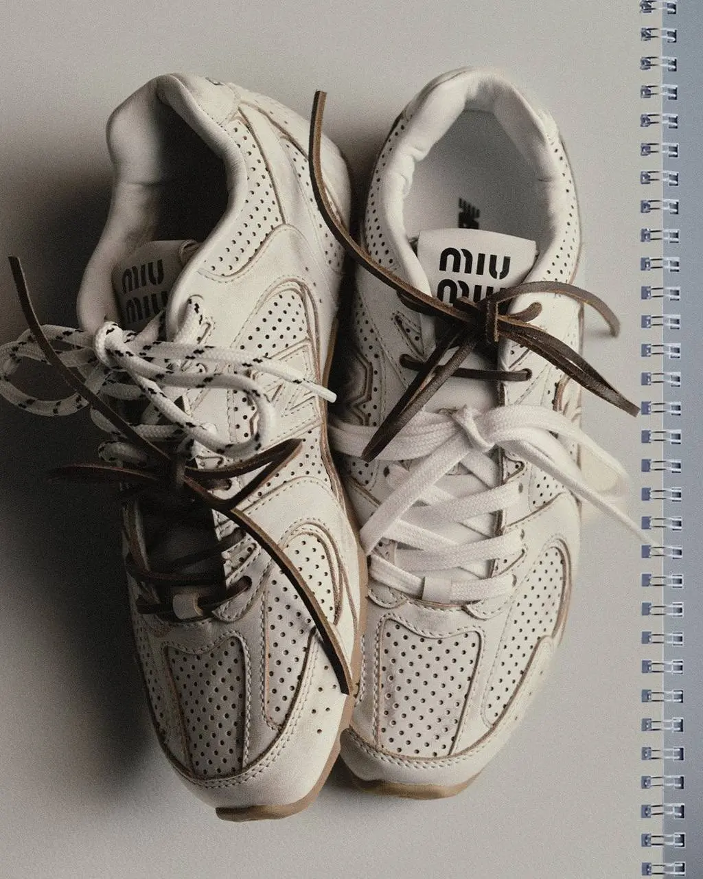 Коллаборация дня: Miu Miu x New Balance
Горячий летний коллаб по теме тенниса и on-court культуры. Видим много белого цвета и зеленого как отсылку к корту. | Сетка — социальная сеть от hh.ru