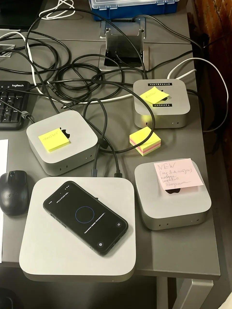 Апдейт по MyBox: мы собрали PoC
Выглядит сетап как выводок mac mini — и в целом им является: это не просто модель, это топ-модель это PoC процесса клонирования | Сетка — социальная сеть от hh.ru