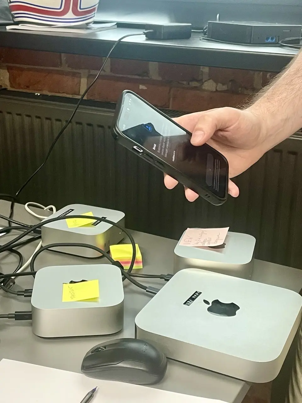 Апдейт по MyBox: мы собрали PoC
Выглядит сетап как выводок mac mini — и в целом им является: это не просто модель, это топ-модель это PoC процесса клонирования | Сетка — социальная сеть от hh.ru