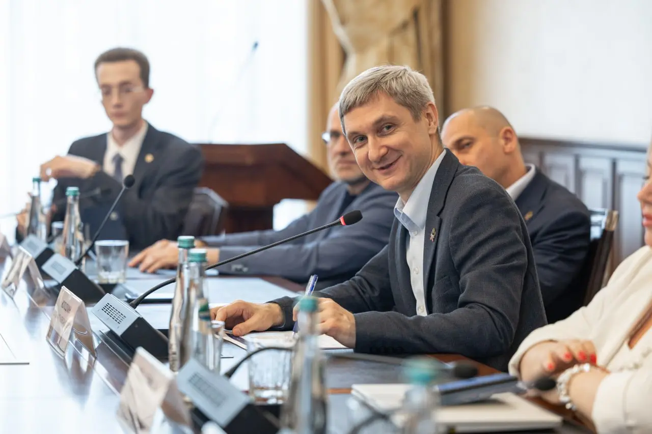 📌 На форуме «Точка диалога» обсудили, как сделать карьерные возможности доступнее для студентов
29 июня директор Центра карьеры Президентской академии Анна Александровна Хрипченко приняла участие в фо... | Сетка — социальная сеть от hh.ru