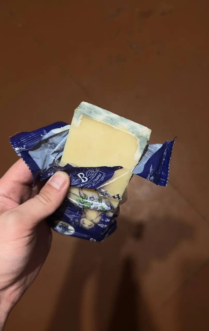 Сыр в Молоке по улице Землянской 😱
По срокам норм, но внутри 🤢 | Сетка — социальная сеть от hh.ru