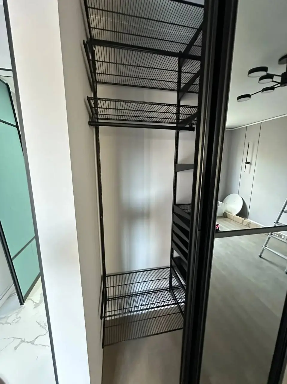 🏡 Когда в квартире есть ниша — это готовое место для полноценной гардеробной.
⠀
Многие по привычке устанавливают здесь обычный шкаф. Но в таком случае часть пространства остается неиспользованной | Сетка — социальная сеть от hh.ru
