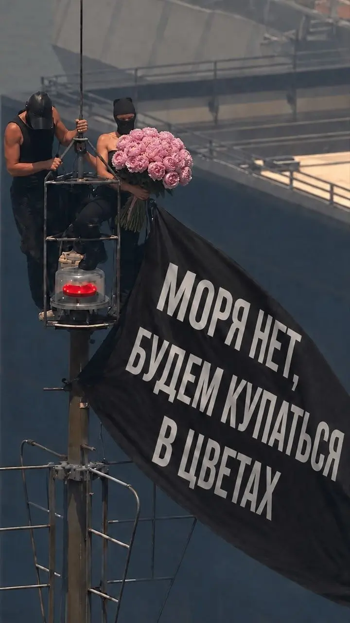 Не знаю, как сегодня выглядит ваша лента, а моя вот так. Оригинал по центру со словами про любовь от руферов из России, которые забрались вчера на Empire State Building | Сетка — социальная сеть от hh.ru