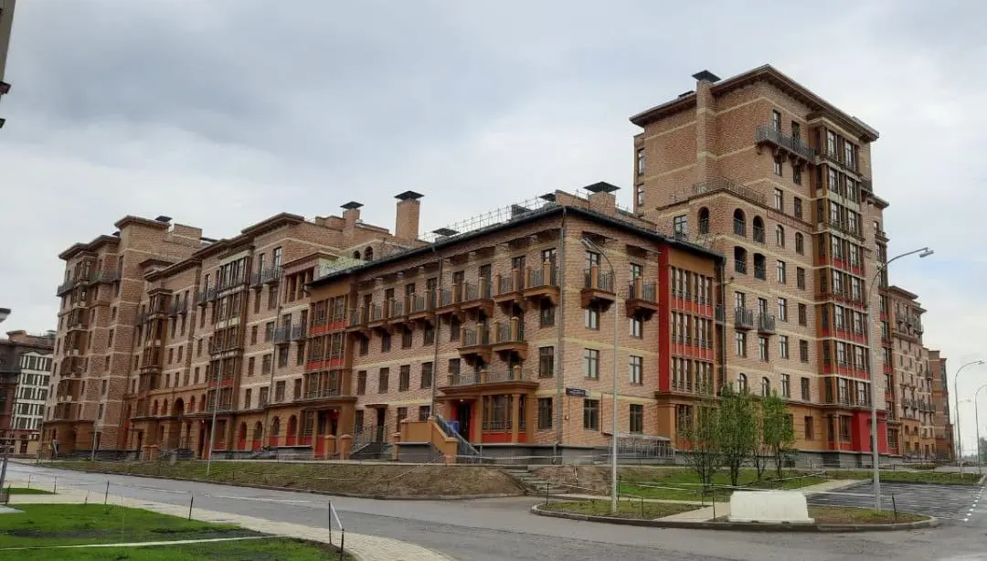 В проекте снова квартира из #жкЛайково, где я хотела сама жить, да увлекли другие дороги. Дома там красивые, каждый особенный , напитывающая взгляды разноуровневая невысокая застройка, похожая на лес | Сетка — социальная сеть от hh.ru