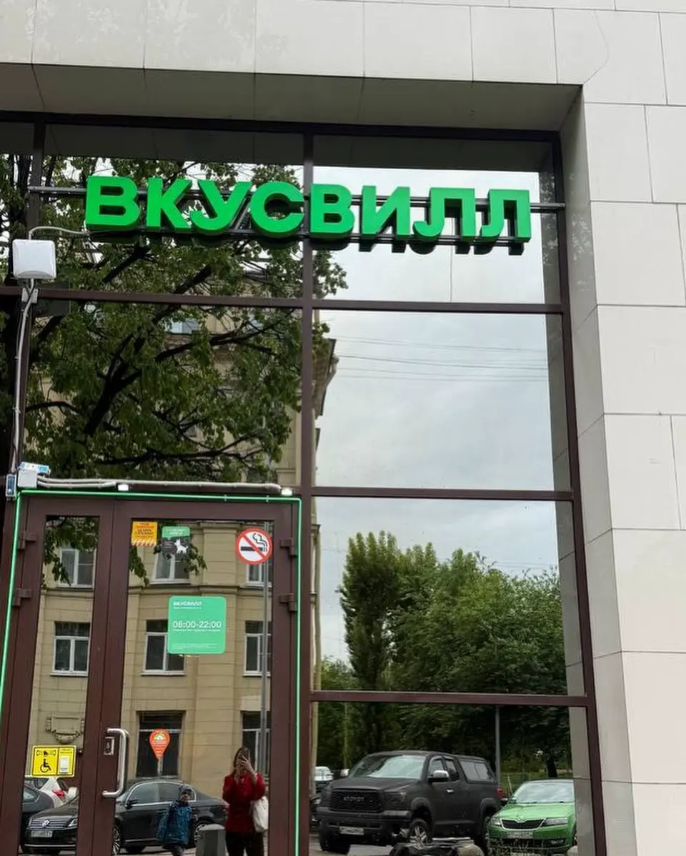 Я сидела в кафе и медленно умирала, только не от голода, а от заряда батареи, который таял быстрее, чем моя вера в человечество
Ноутбук показывал 4%, а официантка поглядывала на часы | Сетка — социальная сеть от hh.ru