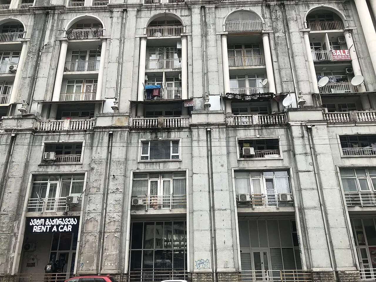 Красота в глазах смотрящего
В Батуми есть здание, которое ненавидят почти все - ЖК «Белая магнолия». Она планировалась как элитный комплекс на 900 квартир, но застройщика посадили за растрату | Сетка — социальная сеть от hh.ru
