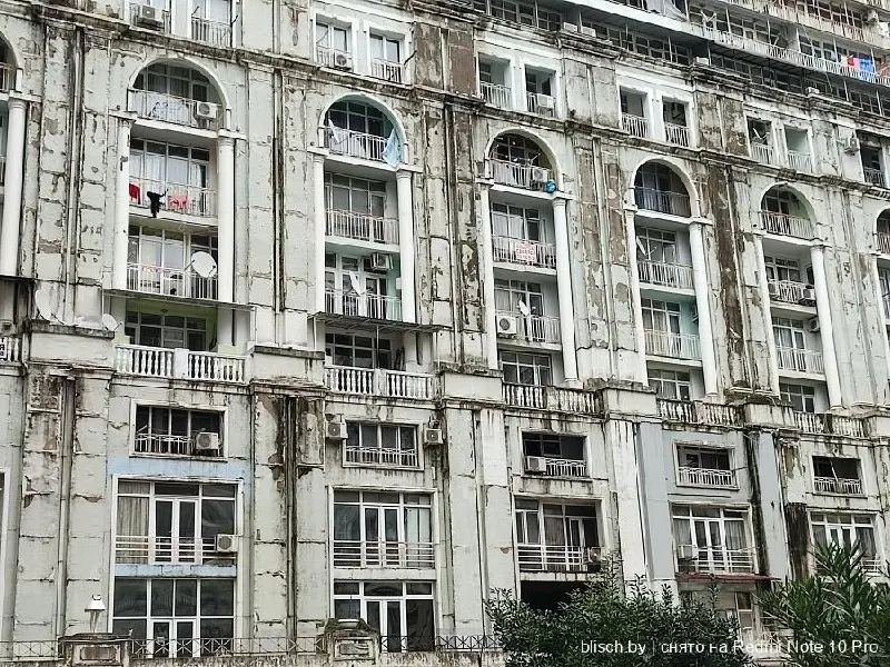 Красота в глазах смотрящего
В Батуми есть здание, которое ненавидят почти все - ЖК «Белая магнолия». Она планировалась как элитный комплекс на 900 квартир, но застройщика посадили за растрату | Сетка — социальная сеть от hh.ru