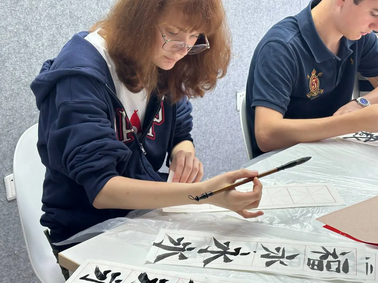 Изучают китайскую культуру, посещают новые места и учатся: как проходят наш лагерь 🎎
Недавно наши ребята на пару часов перенеслись в древний Китай и примерили на себя роль мастеров каллиграфии! Посмот... | Сетка — социальная сеть от hh.ru