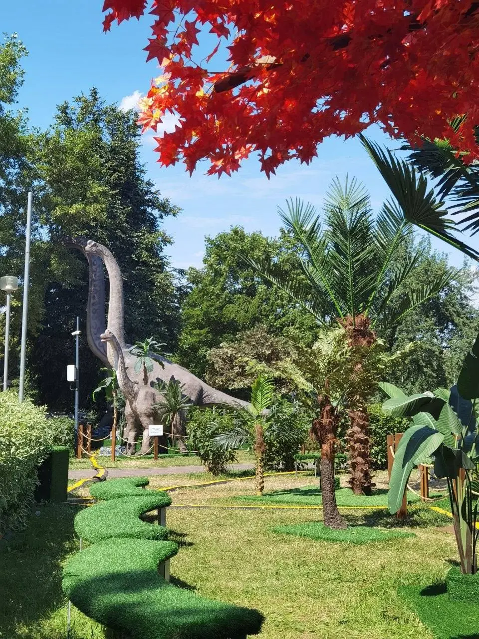 🦕 В парке «Сосенки» открыта бесплатная выставка динозавров
Вт-вскр с 10:00 до 20:00
Здесь посетителей встречают десятки реалистичных фигур древних ящеров высотой 2-3 метра, которые миллионы лет назад ... | Сетка — социальная сеть от hh.ru
