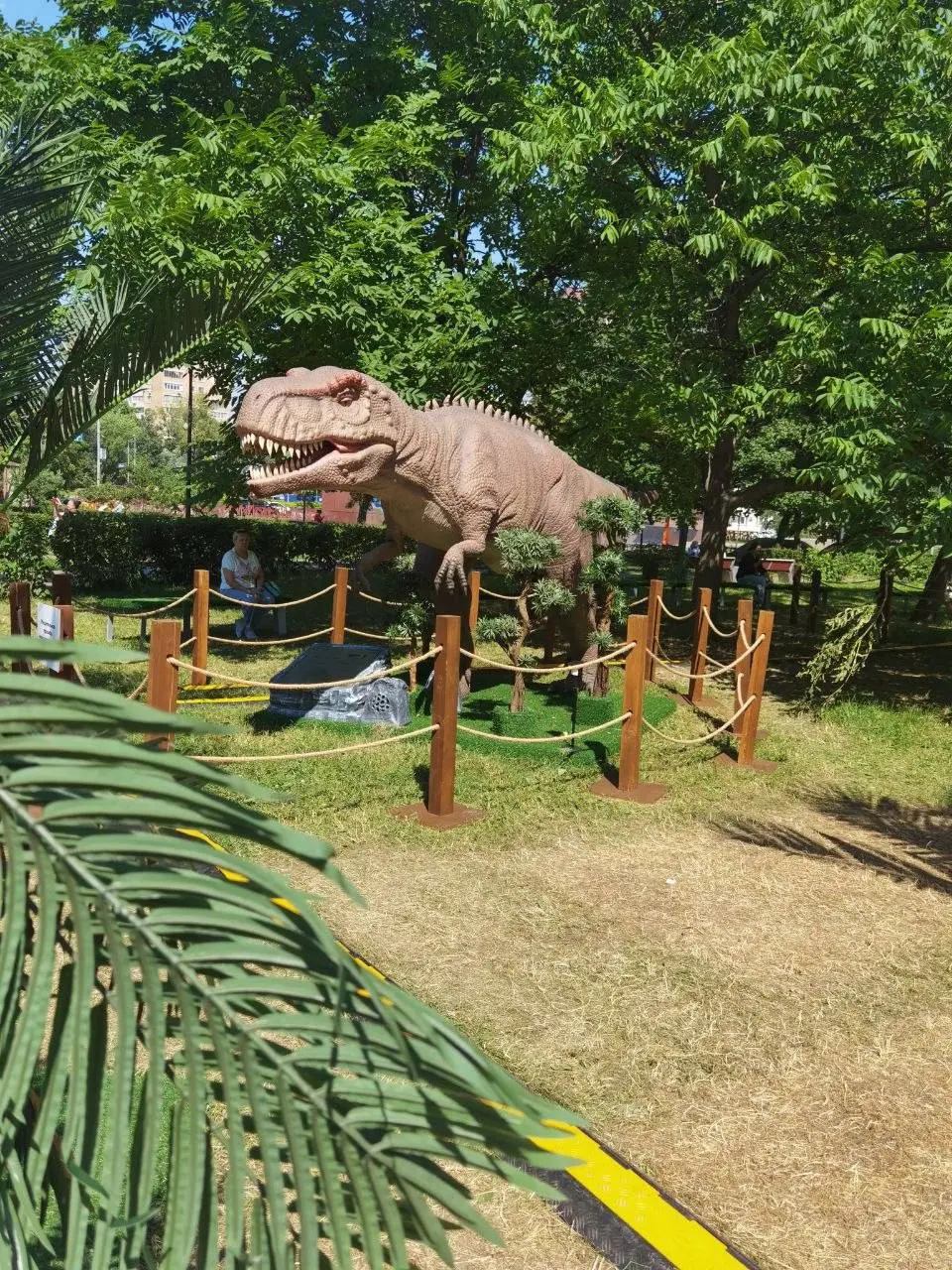 🦕 В парке «Сосенки» открыта бесплатная выставка динозавров
Вт-вскр с 10:00 до 20:00
Здесь посетителей встречают десятки реалистичных фигур древних ящеров высотой 2-3 метра, которые миллионы лет назад ... | Сетка — социальная сеть от hh.ru