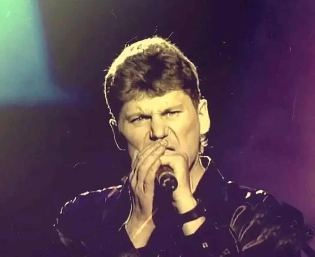 4 июля 2000 года не стало Юрия Клинских, известного как Юра Хой 🎤. Основателю «Сектора Газа» было всего 35 лет 🕯️ | Сетка — социальная сеть от hh.ru