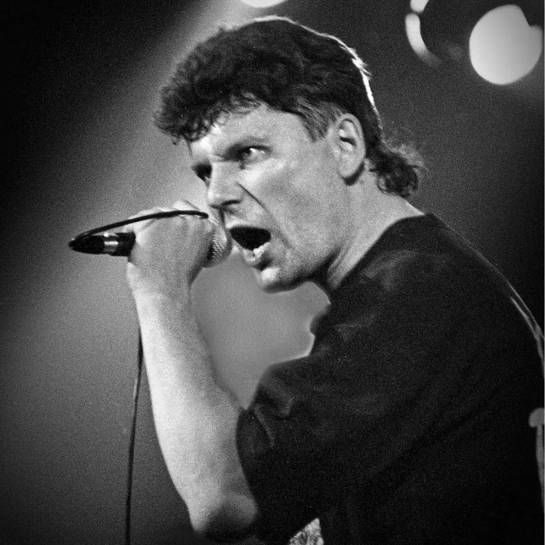 4 июля 2000 года не стало Юрия Клинских, известного как Юра Хой 🎤. Основателю «Сектора Газа» было всего 35 лет 🕯️ | Сетка — социальная сеть от hh.ru