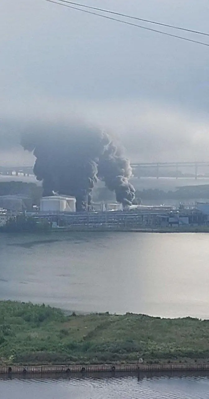 В Питере прилёты по нефтяному терминалу и порту
Смысла блюрить и скрывать нет, потому что кадры гуляют во всех сми | Сетка — социальная сеть от hh.ru