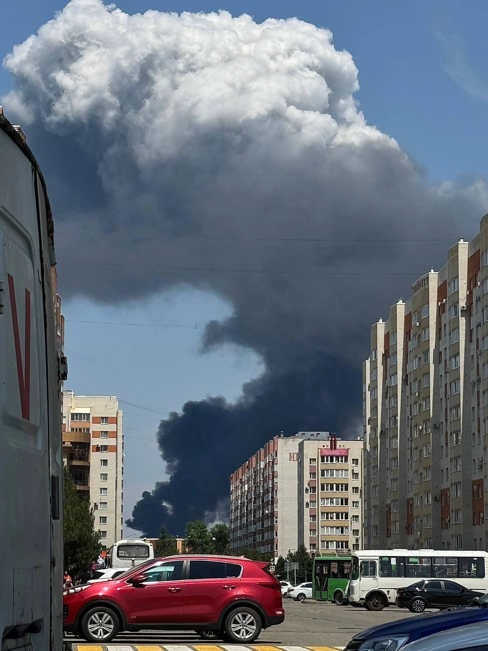 Мощный пожар в Ставрополе — город заволокло чёрным дымом. Один человек пострадал
возгорание произошло на территории краевого индустриального парка «Мастер» в зоне склада лакокрасочных материалов | Сетка — социальная сеть от hh.ru