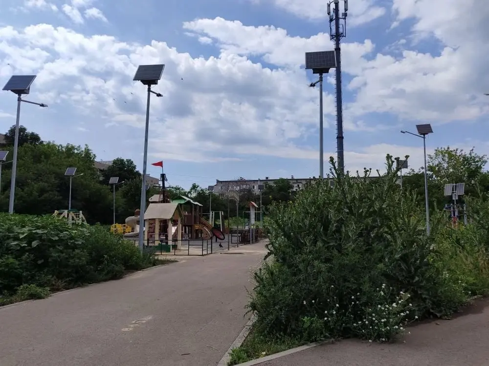 Заросла детская площадка на ул.Героев Сталинграда в Макеевке | Сетка — социальная сеть от hh.ru