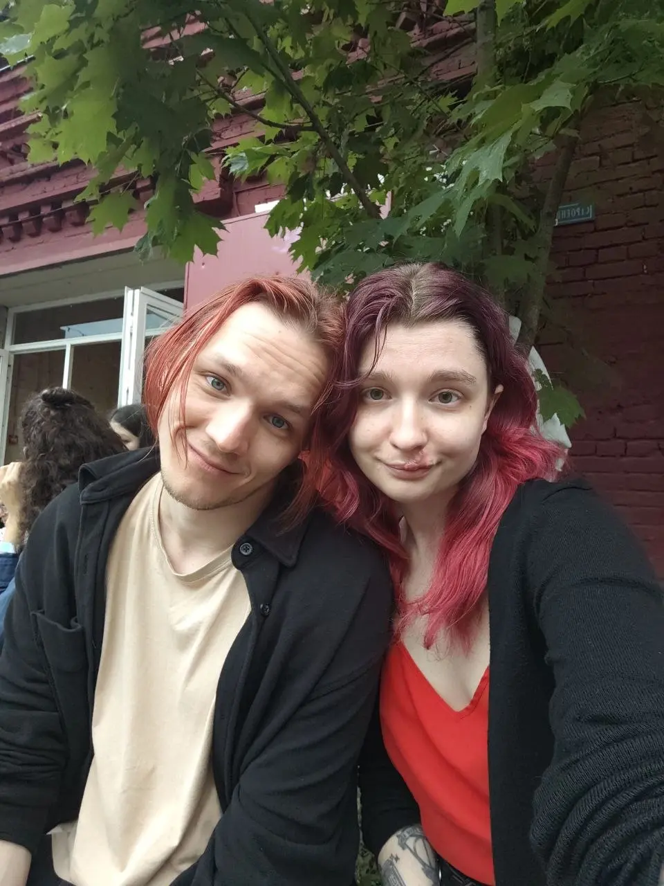 Хорошо, что мы приехали к выступлению рубежа, а не к началу фестиваля
Потому что на бонд с кнопкой нас уже не хватило 😄
И толпа там была огого | Сетка — социальная сеть от hh.ru