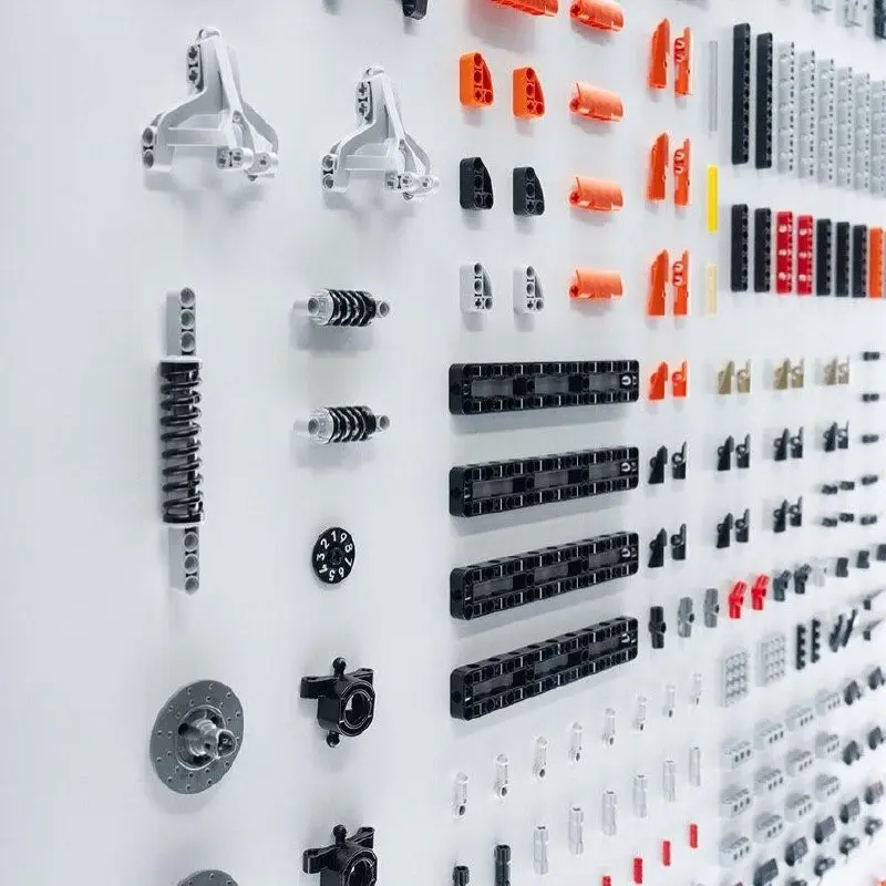 LEGO Technic продолжает продвигать свой новый набор Koenigsegg Sadair's Spear. На этот раз бренд превратил станции шанхайского метро в необычную инсталляцию | Сетка — социальная сеть от hh.ru