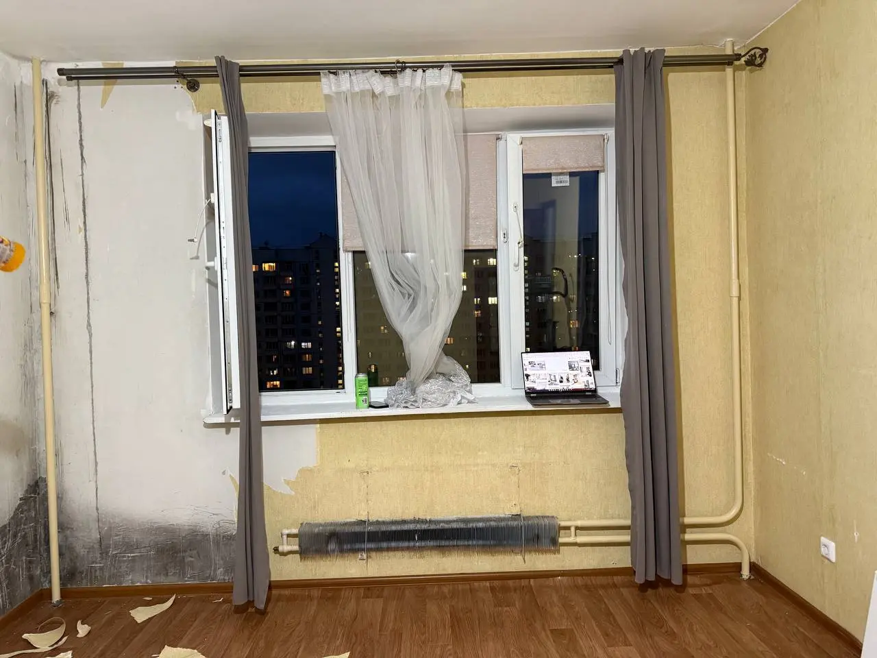 Мы уже начали понемногу делать ремонт. Снимали обои, с вайбом кушали в новой квартире 😅
Нашла некоторые идеи для интерьера, например, у gpt попросила сделать примерный вариант того, что хочу | Сетка — социальная сеть от hh.ru