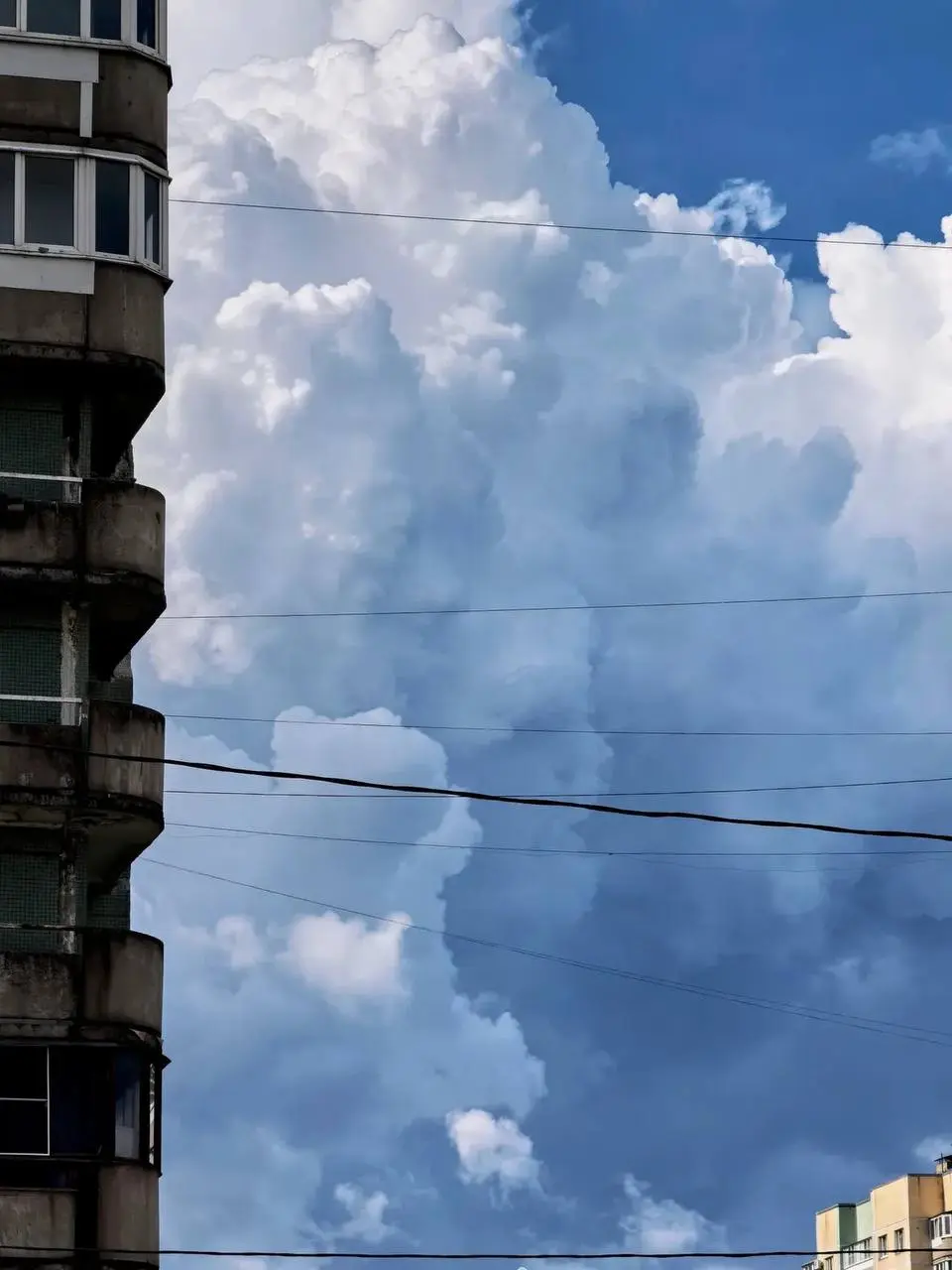 Питер сделал косплей на города из аниме.
Фоткал не я, нашел в тредсе.
#красиво | Сетка — социальная сеть от hh.ru